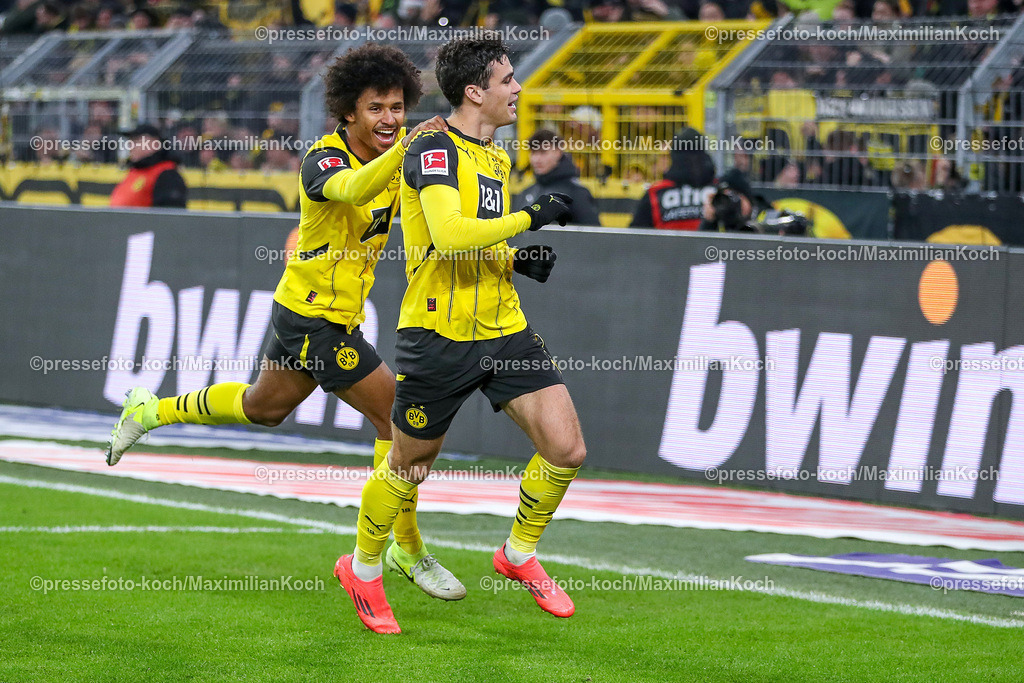BVB15122401057 | 15.12.2024, Fußball, Borussia Dortmund - TSG 1899 Hoffenheim, 1. Fußball Bundesliga, 14. Spieltag, Signal Iduna Park, Saison 2024 2025: Torjubel nach dem Tor zum 1:0 durch Torschütze Giovanni Reyna (BVB #7) - zusammen mit Karim Adeyemi (BVB #27)DFB regulations prohibit any use of photographs as image sequences and or quasi-video.DFB regulations prohibit any use of photographs as image sequences and or quasi-video.