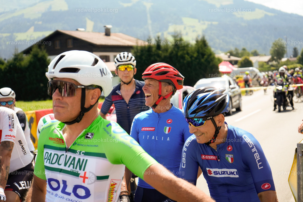 360_20230817_Bewerb_Maenner_Muehlanger | AUT - OESTERREICH, 2023-08-16: SPORT RENNRAD-FAHREN - 55. INTERNATIONALER RADWELTPOKAL IN ST. JOHANN IN TIROL  - Vintage-Radrennen mit WM-Bronze-Medaillen-Siegerin Christina Schweinberger, den Teilnehmer und Alexander Baumann (vom Orginastions-Team) - TAG 2 BEWERB MAENNER IN SECHS GRUPPEN  ; Foto: Roland Muehlanger