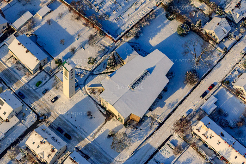 Luftbild: kath. Kirche St. Pius im Winter bei Schnee in Kandel im Bundesland Rheinland-Pfalz in Deutschland. Foto: IMG_35947.jpg vom 18.12.2010 durch Werner Riehm/FLY-FOTO.de