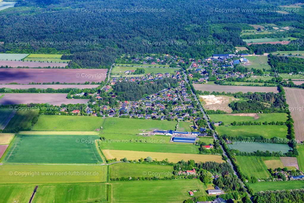 Klintum_ELS_0477300523 | KLINTUM 30.05.2023 Strukturen auf landwirtschaftlichen Feldern in Klintum im Bundesland Schleswig-Holstein, Deutschland. // Structures on agricultural fields in Klintum in the state Schleswig-Holstein, Germany. Foto: Martin Elsen