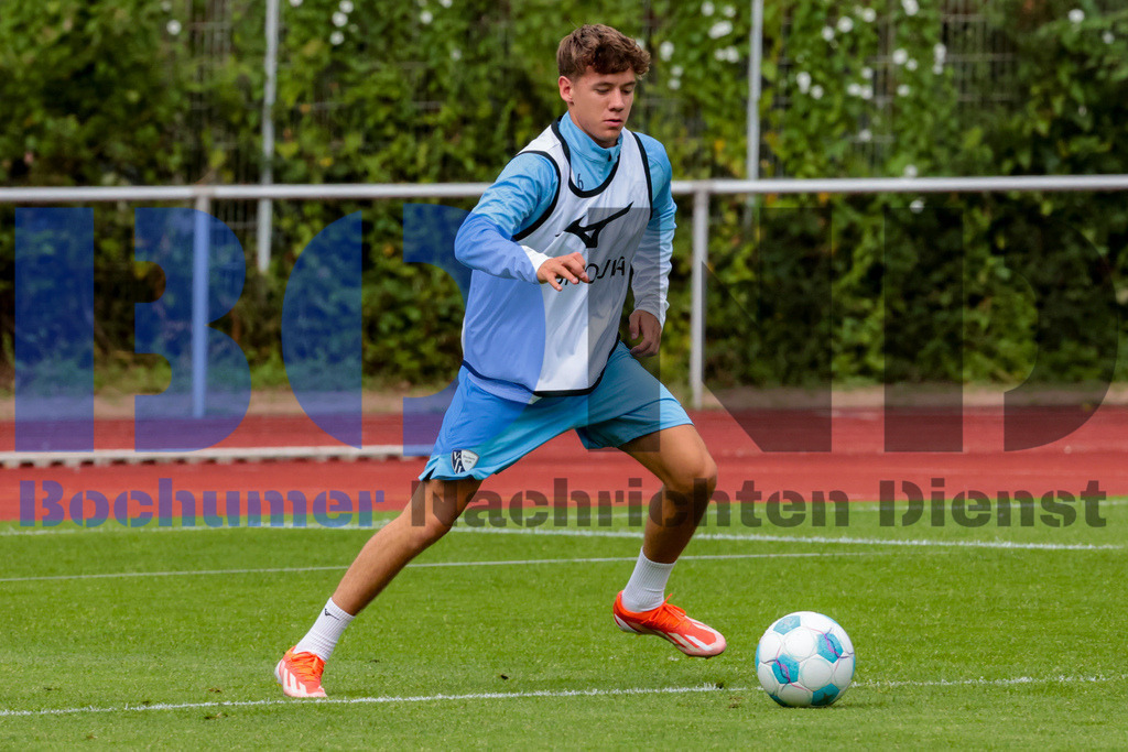 1. Fussball Bundesliga:  Trainingsauftakt VfL Bochum 1848 {date} -  | {headline}(Foto: Sebastian Sendlak / BOND)DFL regulations prohibit any use of photographs as image sequences and/or quasi-videos. - Realisiert mit Pictrs.com
