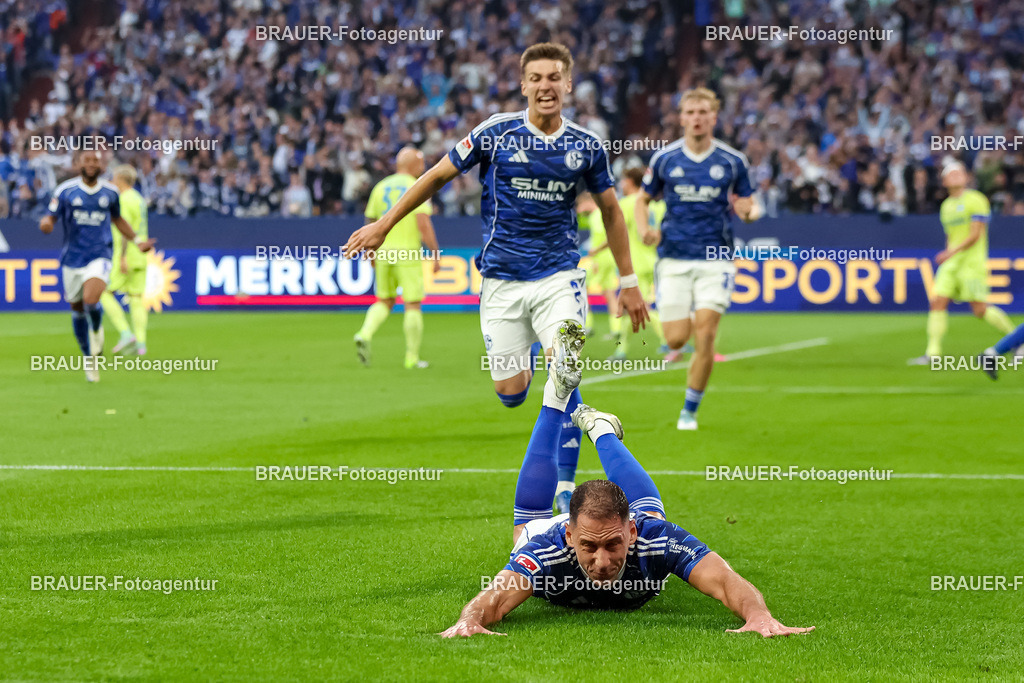 1_S04BER_20250801_1227.JPG -  - FC Schalke 04 - Hertha BSC Berlin - 2. Bundesliga | Gelsenkirchen, Deutschland, 01.08.25: Nikola Katic (FC Schalke 04) Torjubel, jubelt nach seinem Treffer zum 2:0 waehrend des Spiels der 2. Bundesliga zwischen FC Schalke 04 - Hertha BSC Berlin in der Veltins-Arena am 01. August 2025 in Gelsenkirchen, Deutschland. (Foto von Stefan Brauer/Brauer-Fotoagentur)DFB/DFL REGULATIONS PROHIBIT ANY USE OF PHOTOGRAPHS AS IMAGE SEQUENCES AND/OR QUASI-VIDEO.