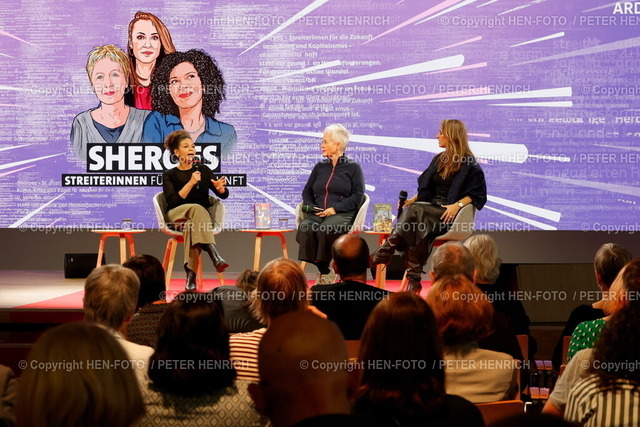 76. Frankfurter Buchmesse Impressionen | 18.10.2024 Heute ab 14 Uhr für alle geöffnet 76. Buchmesse Frankfurt Forum 0 SHEROES im Gespräch v. li. Jackie THOMAS (Glück) und Ulrike Draesner (Zu lieben) Moderation Jagoda Marinic  (Foto: Peter Henrich) - Realisiert mit Pictrs.com
