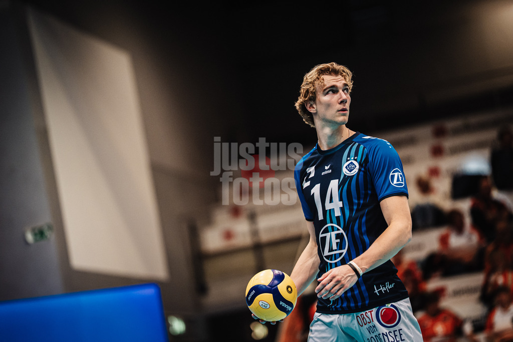 Volleyball | Herren | Saison 2025/2026 | Volleyball Ligacup | VfB Friedrichshafen vs. WWK Volleys Herrsching | 12.10.2024 | Parker James Van Buren (#14, VfB Friedrichshafen) auf dem Weg zum Aufschlag