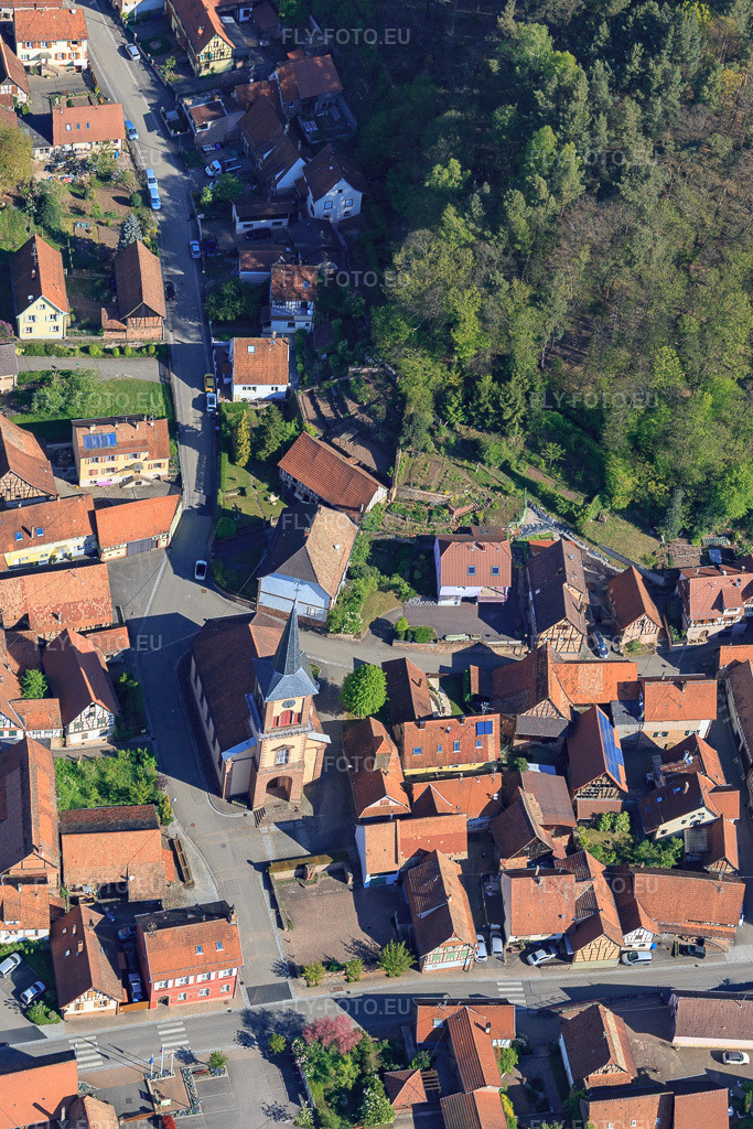 Vue aérienne: Église protestante de Offwiller à Offwiller dans le département Bas Rhin, France.Photo: IMG_099466.jpg prise le 30/04/2017 par Werner Riehm/FLY-FOTO.euRésolution de l'original: 2962 x 4442 px