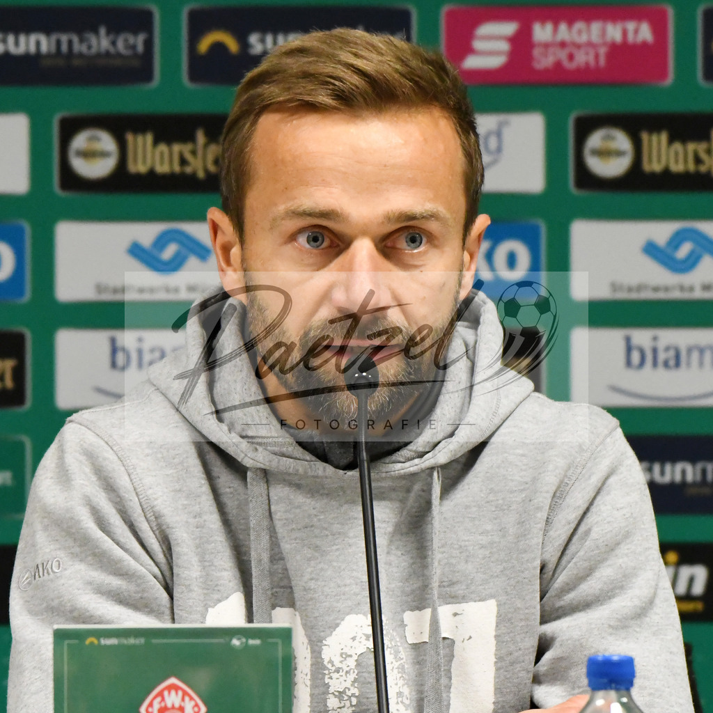 20200214_SCPFWK_0120 | Fussball, Herren: Trainer Michael Schiele (FC Wuerzburger Kickers) schaut waehrend des Spiels der 3. Liga zwischen SC Preussen Muenster und FC Wuerzburger Kickers im Preussenstadion am 14.02.2020 in Muenster, Deutschland.DFB / DFL REGULATIONS PROHIBIT ANY USE OF PHOTOGRAPHS AS IMAGE SEQUENCES AND/OR QUASI-VIDEO. - Realisiert mit Pictrs.com