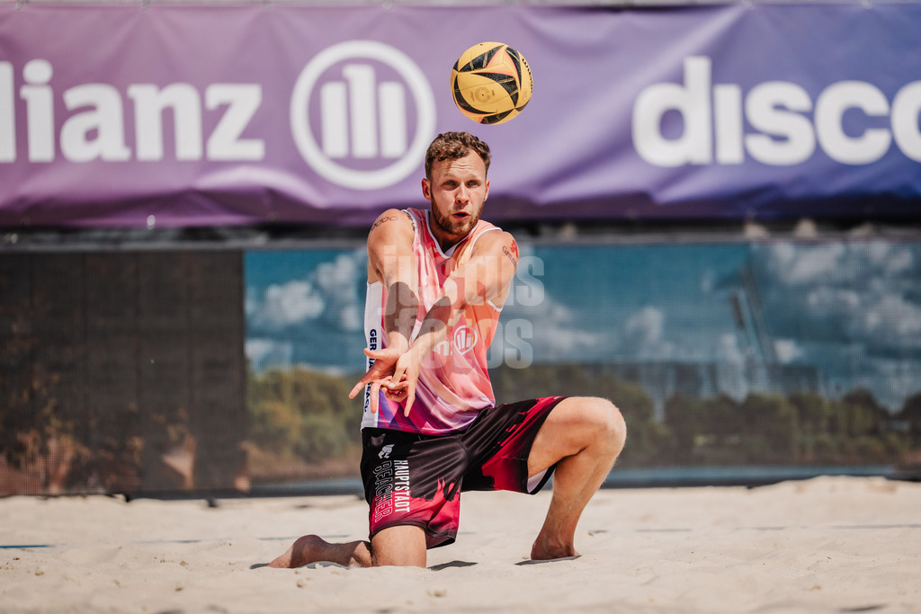 Beachvolleyball | Männer | Allianz German Beach Tour 2025 | Tourstop Bremen | 14.06.2025 | Eric Stadie-Seeber nimmt den Ball an