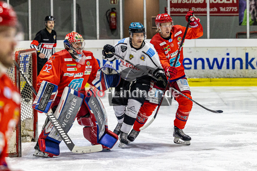 EC Peiting vs Bayreuth Tigers | Eishockey Oberliga Süd 2023/2024, EC Peiting vs Bayreuth Tigers, 20231112,
Kampf um einen Slot vor dem Tor von Andreas MAGG (ECP Goali 32),
2023-11-12 in Peiting (Eisstadion)
32 Andreas MAGG (ECP Goali 32), 86 Eetu ELO (Tigers 86), 65 Alexander BIBERGER (ECP 65)
Copyright: WolfgangxLindner foto-lindner.de