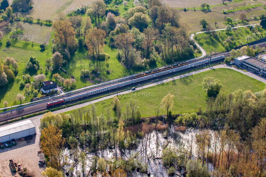 Luftbild: Biotop und Bahnlinie an der Reetzstr im Ortsteil Berghausen in Pfinztal im Bundesland Baden-Württemberg in Deutschland. Foto: IMG_25954.jpg vom 23.04.2010 durch Werner Riehm/FLY-FOTO.de