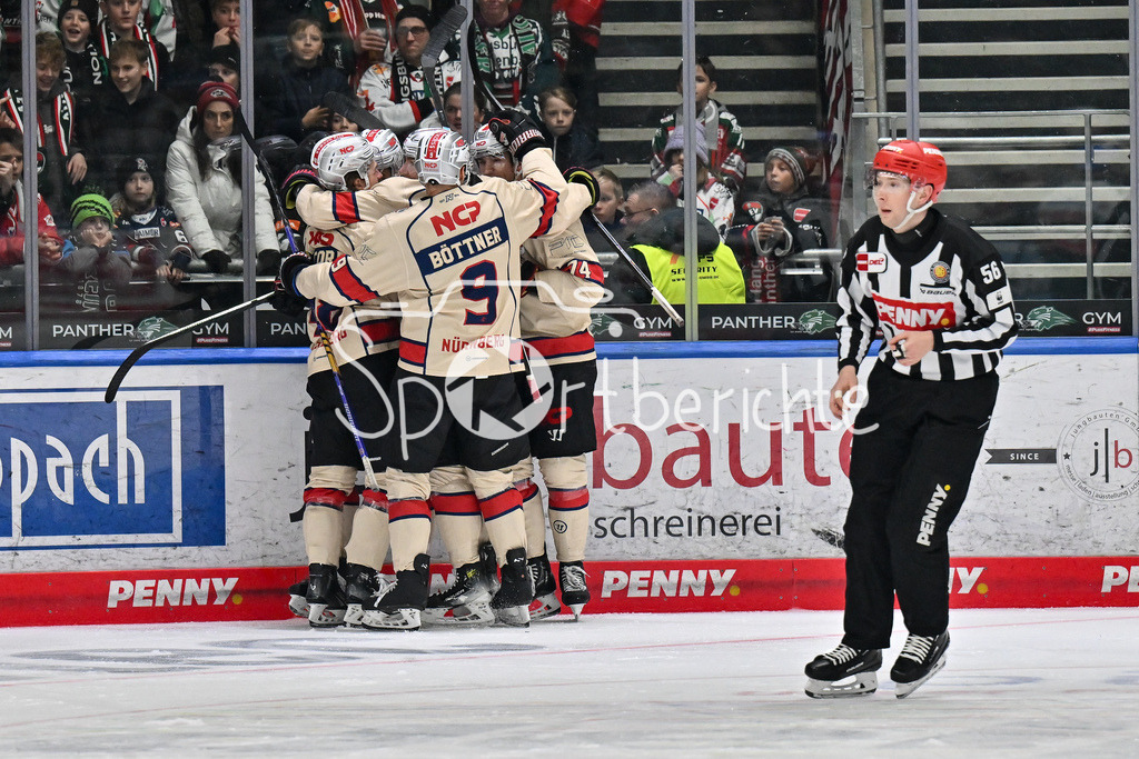 Augsburger Panther - Nürnberg Ice Tigers | Jubel der Nuernberger nach dem Treffer zum 3-4 durch Jake USTORF (Nürnberg Ice Tigers #48) / Freude / Happy / Tor / Torschuezte / DEL: Augsburger Panther - Nuernberg Ice Tigers, Curt Frenzel Stadion am 06.12.2024