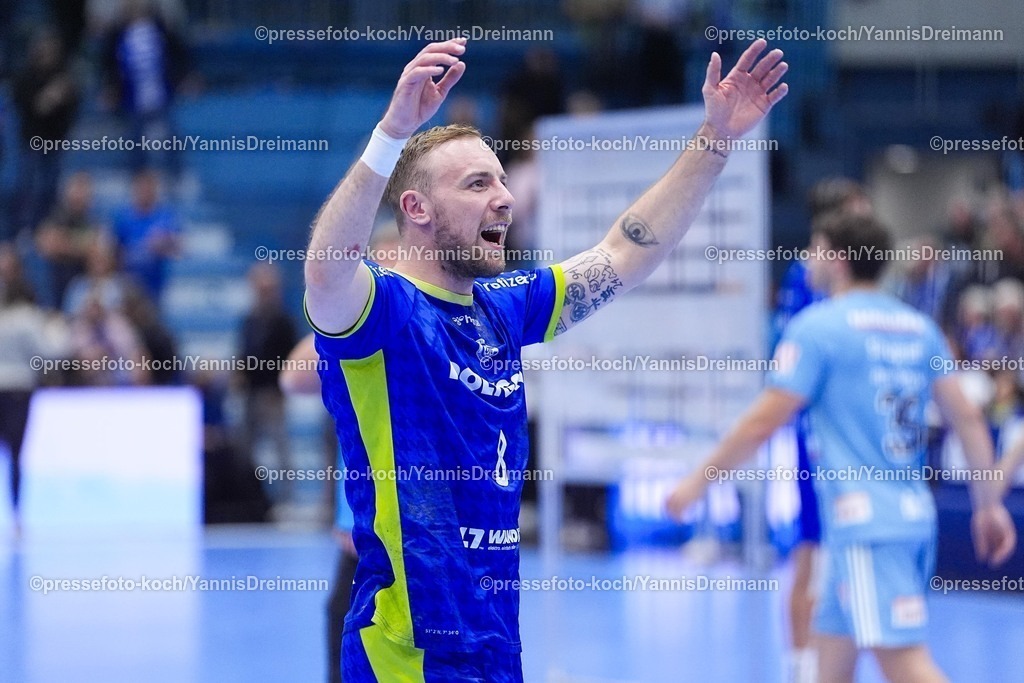 xYDR09102501223 | 09.10.2025, xydrx, Handball, 1.HBL, VFL Gummersbach - HC Erlangen, Schwalbe-Arena: Lukas Blohme (VFL Gummersbach #8) jubelnd nach dem Sieg