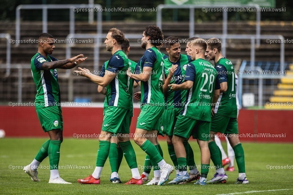 xkwi02082501068 | 02.08.2025, xkwix, Fußball, Regionalliga West, FC Gütersloh - 1. FC Bocholt, Ohlendorf Stadion im Heidewald: Torjubel der Mannschaft nach dem Tor zum 5:3 durch Patrik Twardzik ( FC Gütersloh #18 ) 