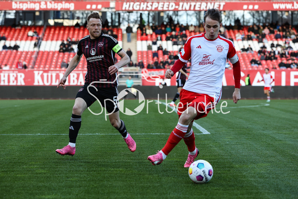 1. FC Nürnberg II - FC Bayern Amateure | Im Duell Fabian MENIG (FCN #5) und Lovro ZVONAREK (FCB #8) / Zweikampf