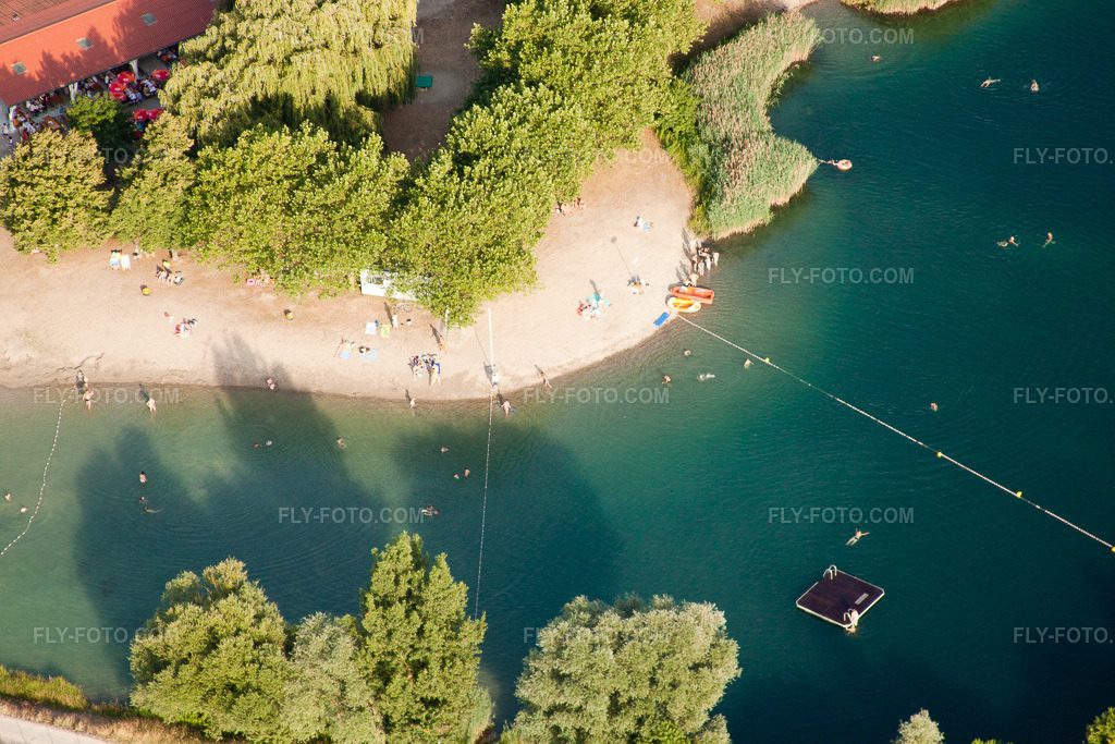 Aerial view: Caravans and tents - Camping site - and tent site Zone de Loisirs et Camping de Gambsheim at the quarry lake with beach in Gambsheim in the state Bas-Rhin, France.Photo: IMG_30358.jpg taken on 07/09/2010 by Werner Riehm/FLY-FOTO.comResolution of the original: 4752 x 3168 px
