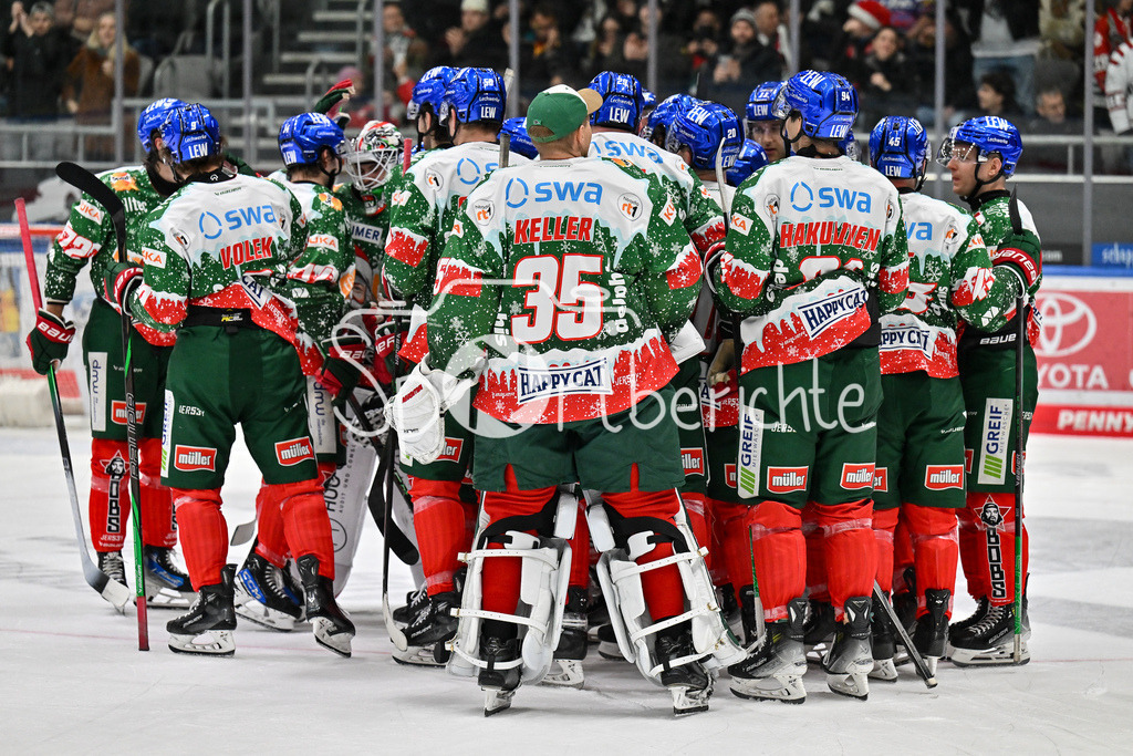 Augsburger Panther - Nürnberg Ice Tigers | Freude bei den Hausherren nach dem Heimsieg gegen Nuernberg / DEL: Augsburger Panther - Nuernberg Ice Tigers, Curt Frenzel Stadion am 06.12.2024