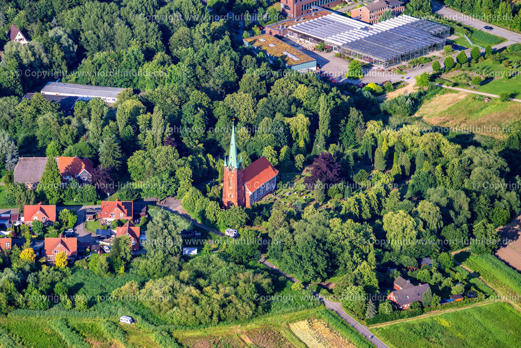Hamburg_Moorfleet_Kirche_St_Nikolai_ELS_6374160625 | HAMBURG 16.06.2025 Kirchengebäude " St.Nikolai " an der Straße Moorfleeter Kirchenweg in Hamburg, Deutschland. // Church building " St.Nikolai " on street Moorfleeter Kirchenweg in Hamburg, Germany. Foto: Martin Elsen