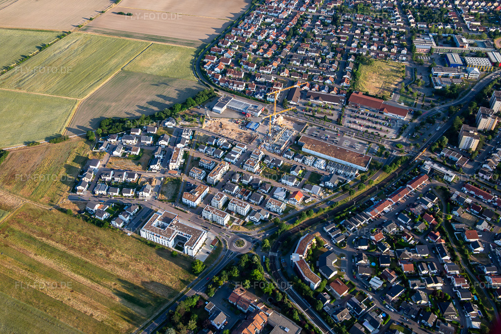 Luftbild: Neubaugebiet Am Biegen im Ortsteil Hochstetten in Linkenheim-Hochstetten im Bundesland Baden-Württemberg in Deutschland. Foto: IMG_136248.jpg vom 07.06.2023 durch Werner Riehm/FLY-FOTO.de