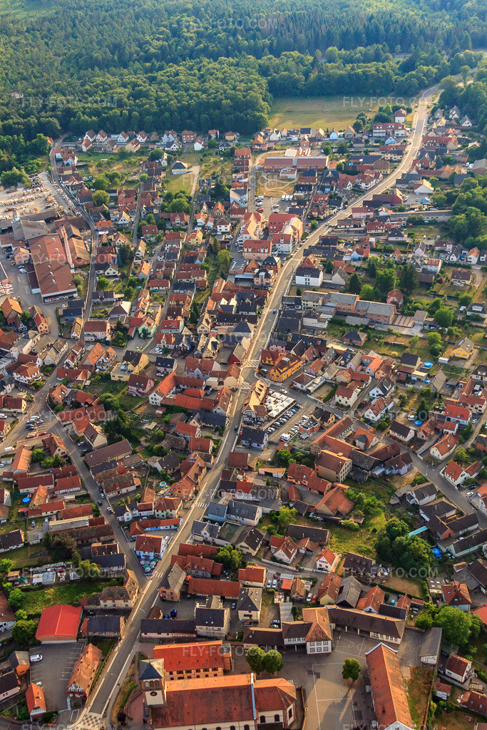 Aerial view: Overview of locations including Rue de Haguenau in Soufflenheim in the state Bas-Rhin, France. – Photo: IMG_30562.jpg taken on 07/09/2010 by Werner Riehm/FLY-FOTO.com – Resolution of the original: 3168 x 4752 px