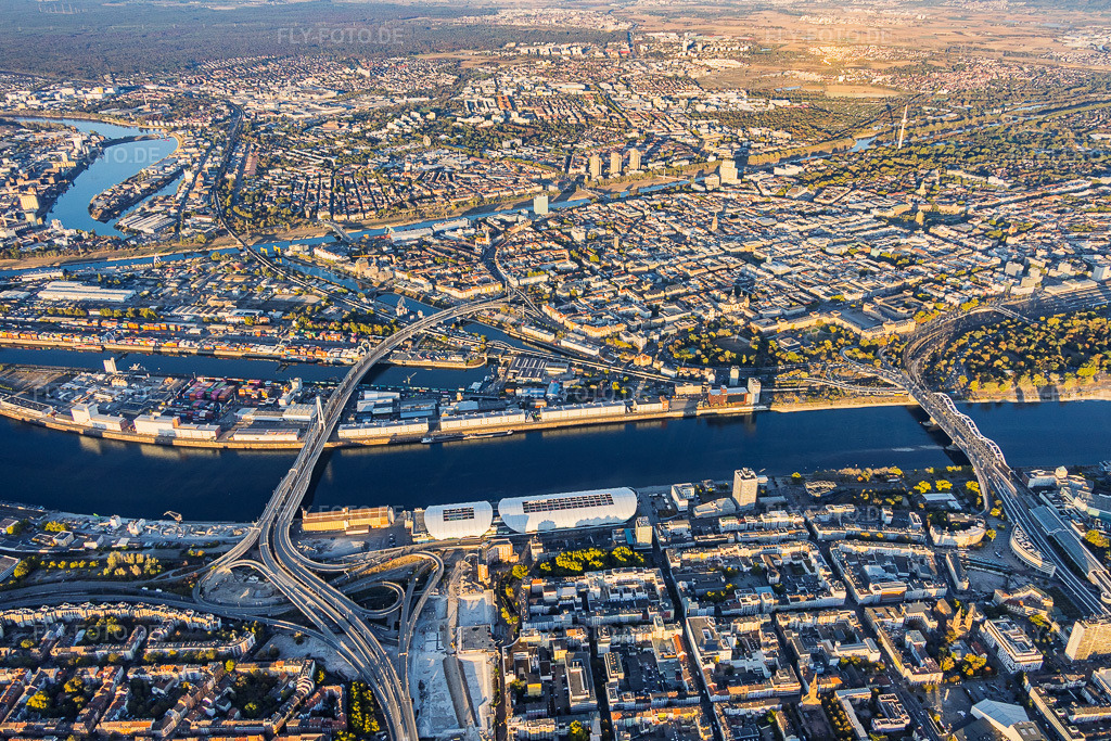 Luftbild: Stadtübersicht aus Westen jenseits des Rheins zwischen Kurt-Schumacher-Brücke (B44) und Konrad-Adenauer-Brücke(B37) aus Ludwigshafen im Ortsteil Innenstadt in Mannheim im Bundesland Baden-Württemberg in Deutschland. – Foto: IMG_159728.jpg vom 06.10.2026 durch Werner Riehm/FLY-FOTO.de – Auflösung des Originals: 5507 x 3672 px