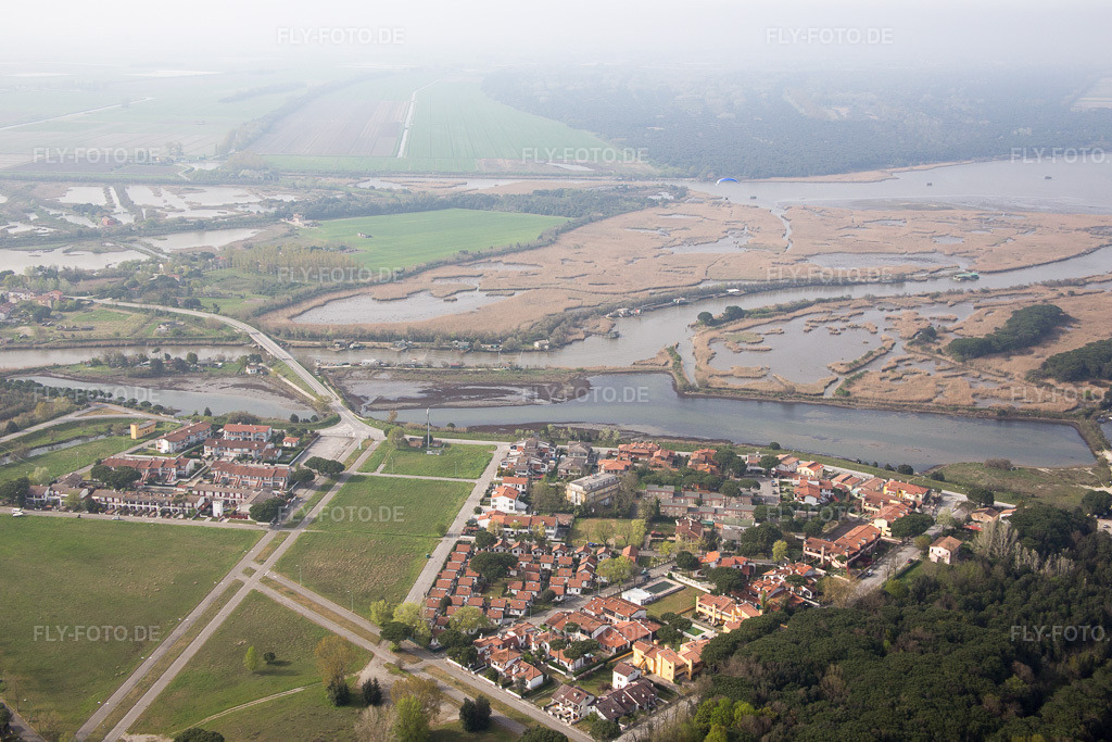 Luftbild: Ortsansicht in Bagni im Bundesland Emilia-Romagna in Italien. Foto: IMG_087255.jpg vom 05.04.2016 durch Werner Riehm/FLY-FOTO.de