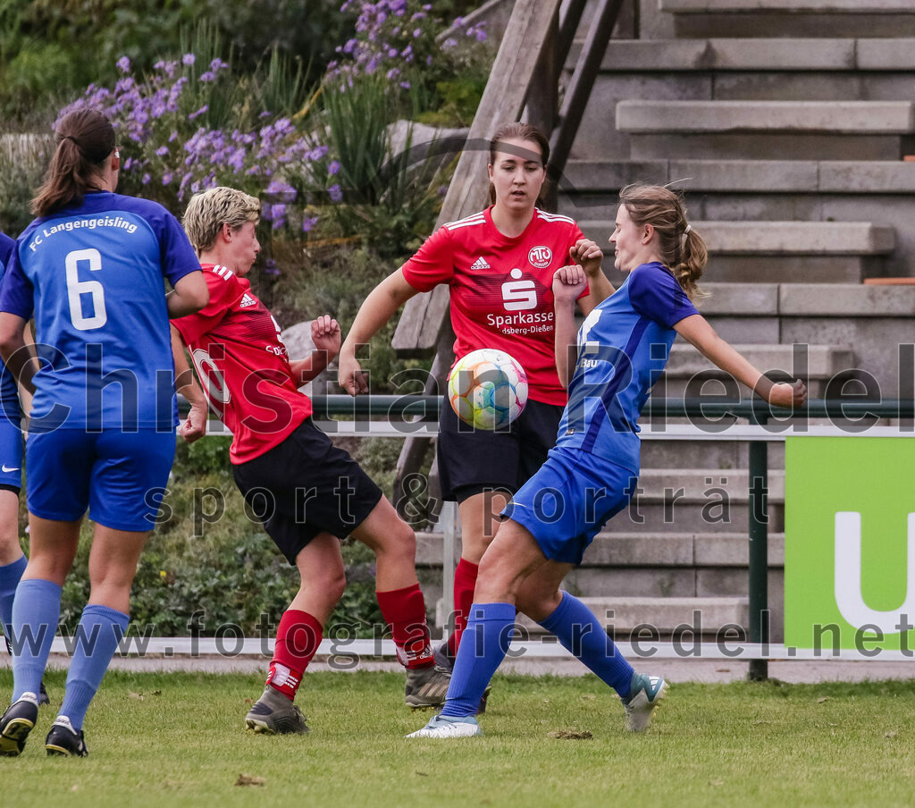 2023-10-07_093_FC_Langengeisling_gegen_MTV_Diessen_Ammersee | Erding, Deutschland, 07.10.2023:
Fußball, Bezirksoberliga 2023 / 2024, 6. Spieltag, FC Langengeisling gegen MTV Diessen/Ammersee, Endergebnis: 0:3

Katharina Hack (MTV Diessen/Ammersee, #16), Rebecca Hawkins (FC Langengeisling, #15)

Foto: Christian Riedel / fotografie-riedel.net