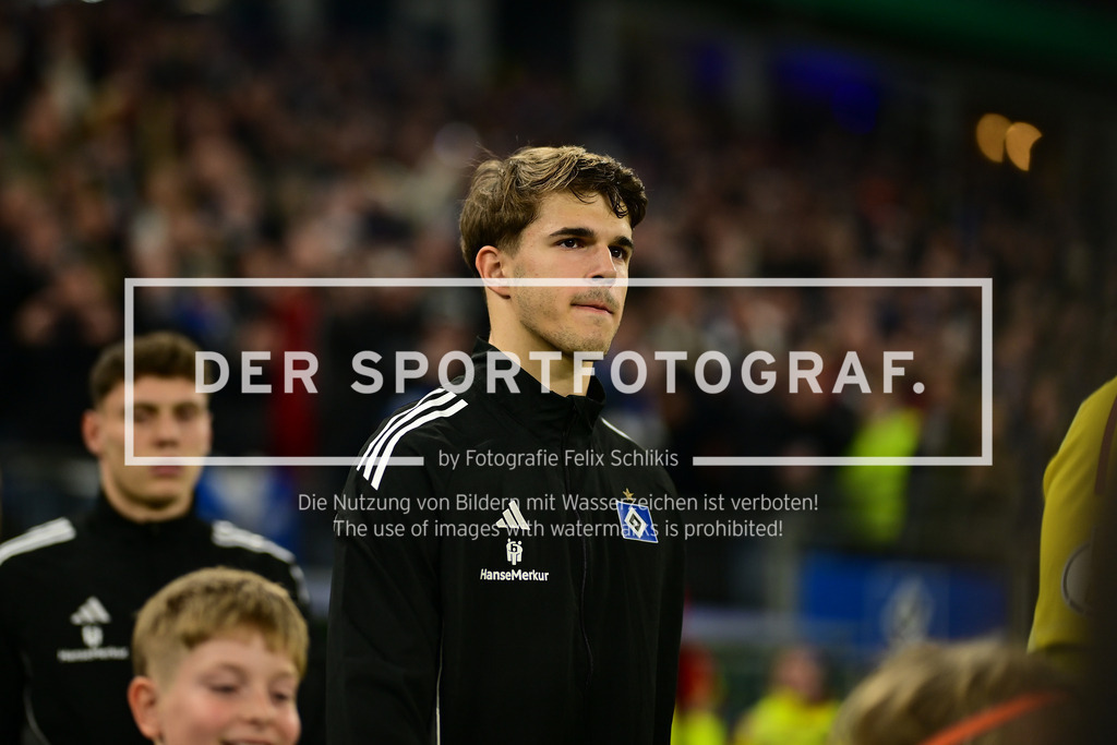 Fußball I Herren I Saison 2025-2026 I DFB-Pokal I Achtelfinale I Hamburger SV - Holstein Kiel I 38211 | Porträt, Portrait, Einzelfoto, Freisteller, Einzelbild, Cut-out, isoliertes Motiv, Sportaufnahme, Nahaufnahme, freigestellt, freigestellte Aufnahme, Aufnahme, Einzeln: Luka Vuskovic (44, Hamburger SV) - Realisiert mit Pictrs.com