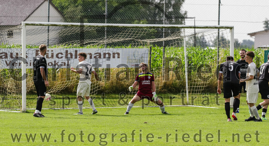 2023-07-02_088_SV_Walpertskirchen_gegen_FC_Herzogstadt | Walpertskirchen, Deutschland, 02.07.2023:
Fußball, Kreisliga 2023 / 2024, Testspiel, SV Walpertskirchen gegen FC Herzogstadt, Endergebnis: 

Tor zum 3:0
Florian Simmet (FC Herzogstadt, #3), Stefan Pfanzelt (SV Walpertskirchen, #24), Torwart Florian Leininger (FC Herzogstadt, #22), Christoph Greckl (FC Herzogstadt, #5), Benjamin Hötscher (SV Walpertskirchen, #45)

Foto: Christian Riedel / fotografie-riedel.net
