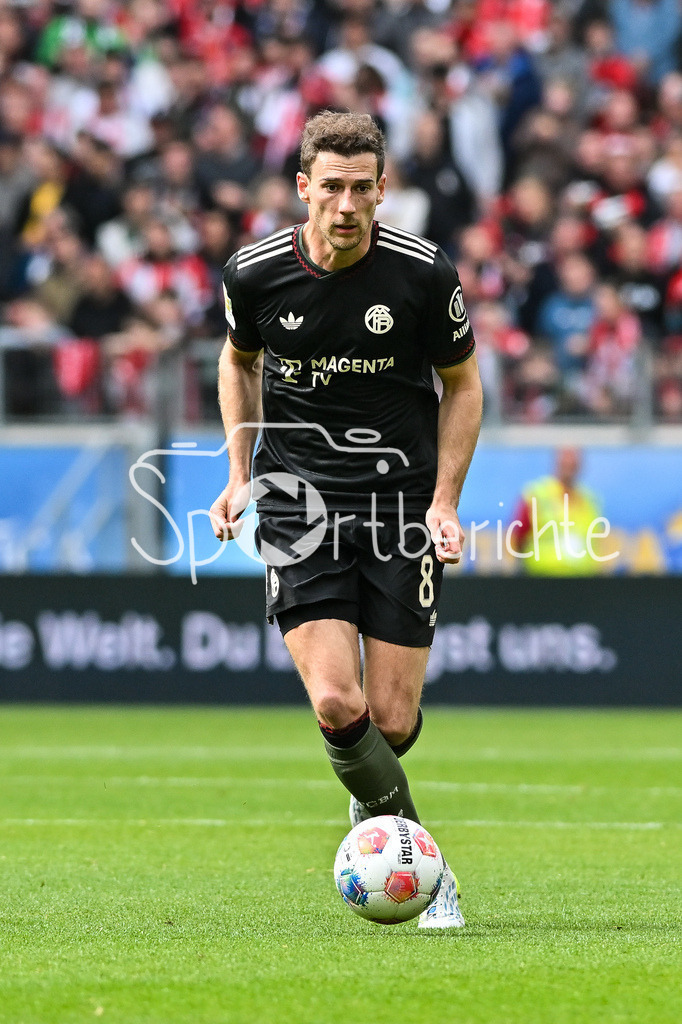 SC Freiburg - FC Bayern München | FREIBURG, GERMANY - 04. APRIL: am Ball Leon GORETZKA (FC Bayern Munich 8) / Einzelfoto / Freisteller während dem Bundesligamatch zwischen dem SC Freiburg und dem FC Bayern München am 28. Spieltag im Europa-Park Stadion / DFL REGULATIONS PROHIBIT ANY USE OF PHOTOGRAPHS AS IMAGE SEQUENCES AND/OR QUASI-VIDEO