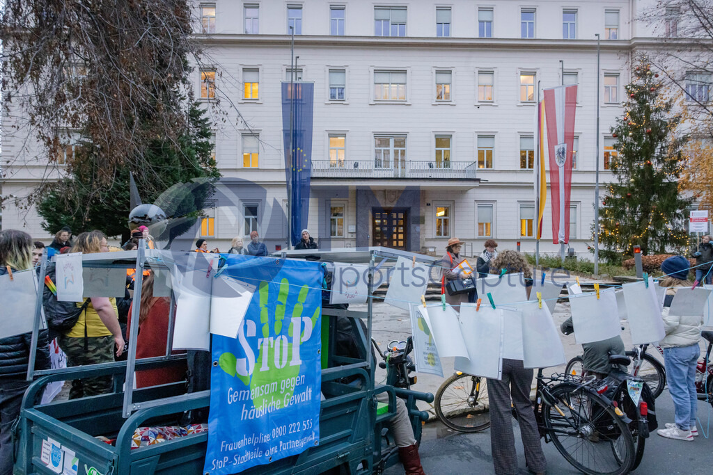 RR5M6820 | 29.NOV.24-Protestmarsch gegen Gewalt-Copyright: Katholische Kirche Kärnten/Denk Dich Neu/Trainproduction/Matthias Trinkl