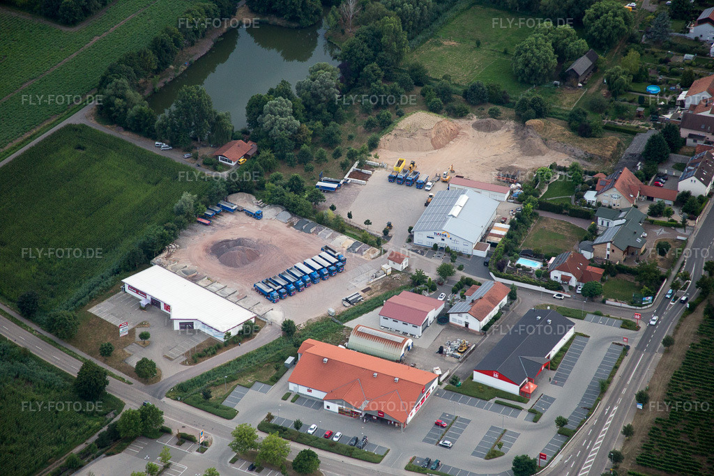 Luftbild: Schuh Hanss in Herxheim bei Landau im Bundesland Rheinland-Pfalz in Deutschland. Foto: IMG_083721.jpg vom 24.07.2015 durch Werner Riehm/FLY-FOTO.de