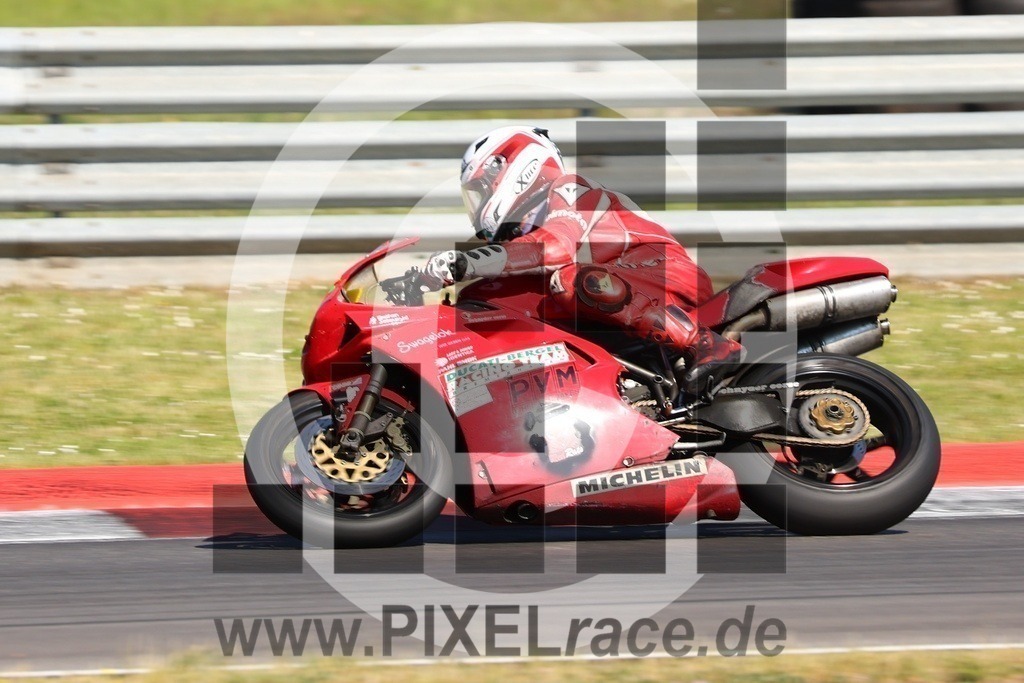 0996-20240513_01176 | Schöne Erinnerungen an spannende Momente - das festzuhalten ist unser Job. PIXELrace.de ist seit 2003 auf den Rennstrecken Europas unterwegs um die Action draußen beim Fahren und die wunderbare Stimmung imm Fahrerlager für euch einzufangen.