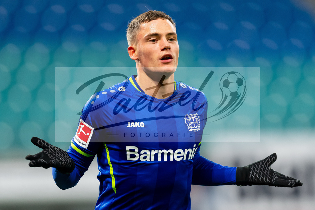RBLLEV20211128_045 | Fussball, Herren: Florian Wirtz (Bayer 04 Leverkusen) Torjubel, jubelt nach seinem Treffer zum 0:1 bei dem Spiel der 1. Bundesliga zwischen RB Leipzig und Bayer 04 Leverkusen in der Red Bull Arena am 28.11.2021 in Leipzig, Deutschland.DFB / DFL REGULATIONS PROHIBIT ANY USE OF PHOTOGRAPHS AS IMAGE SEQUENCES AND/OR QUASI-VIDEO. - Realisiert mit Pictrs.com