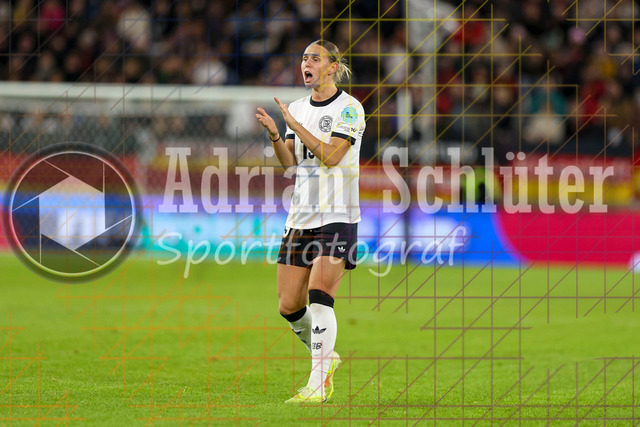 Deutschland vs Frankreich - Halbfinale - UEFA Women's Nations League | Düsseldorf, Deutschland, 24.10.25:   Klara Bühl ( Deutschland ) gestikuliert, Gestik waehrend des Halbfinals der UEFA Women's Nations League zwischen Deutschland vs Frankreich in der Merkur-Spiel-Arena(Foto von Brauer-Fotoagentur / Adrian Schlueter)