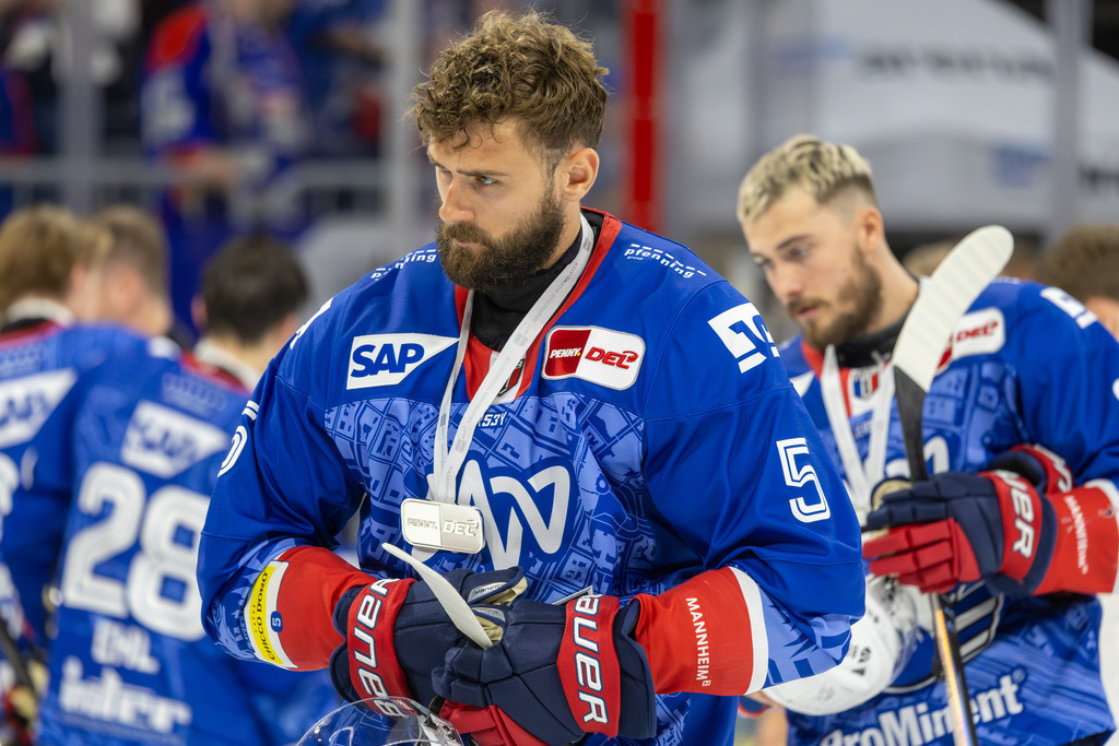 DEL, Deutsche Eishockey Liga Saison 2025/26, Playoff-Finale, Spiel 5: Adler Mannheim gegen Eisbären Berlin | DEL, Deutsche Eishockey Liga Saison 2025/26, Playoff-Finale, Spiel 5: Adler Mannheim gegen Eisbären Berlin***Tobias Fohrler (5, Mannheim) nach Spielende - Realisiert mit Pictrs.com