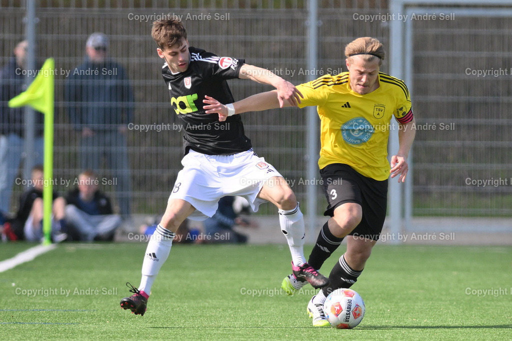 MTV Dänischenhagen (schwarz) vs TSV Altenholz (gelb) | Juan Munoz (Dänischenhagen #28) vs Lasse Bäsler (TSVA #3) / Fußball-Verbandsliga Ost Männer 2025/2026 / MTV Dänischenhagen (schwarz) vs TSV Altenholz (gelb) / Platz C - Kunstrasenplatz / Dänischenhagen / 11.04.26 - Realisiert mit Pictrs.com