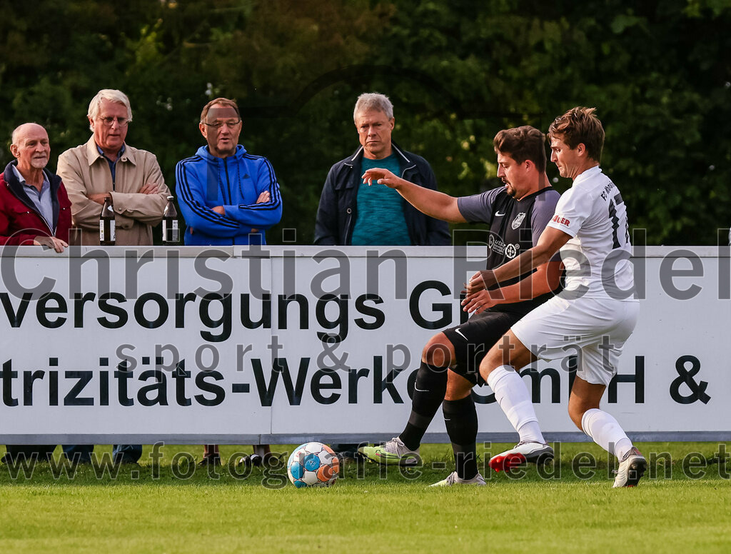2023-08-08_122_FC_Moosinning_gegen_FC_Langengeisling | Moosinning, Deutschland, 08.08.2023:
Fußball, Bezirksliga Oberbayern Ost 2023 / 2024, 3. Spieltag, FC Moosinning gegen FC Langengeisling, Endergebnis: 0:4

Florian Rupprecht (FC Langengeisling, #39), Christian Reiser (FC Moosinning, #17)

Foto: Christian Riedel / fotografie-riedel.net