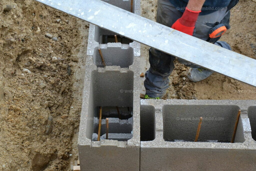 bib-lg07-mauerarbeiten-0096 | Nach LV-Leistungsgruppen sortierte Detailfotos über den Bau eines Hauses. Alle Hausbau-Bilder direkt vom Urheber und Autor der Website Haus-Selber-Bauen.com