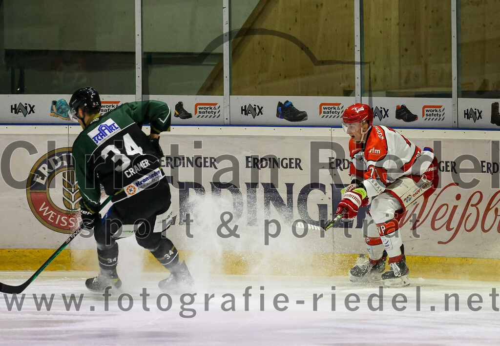 2022-12-02_041_TSV_Erding_gegen_EV_Pegnitz | Erding, Deutschland, 02.12.2022:
Eishockey, Bayernliga 2022 / 2023, 17. Spieltag, TSV Erding gegen EV Pegnitz, Endergebnis: 9:3

Bastian Cramer (Erding Gladiators, #34), Daniel Sonnenberg (EV Pegnitz, #71)

Foto: Christian Riedel / fotografie-riedel.net