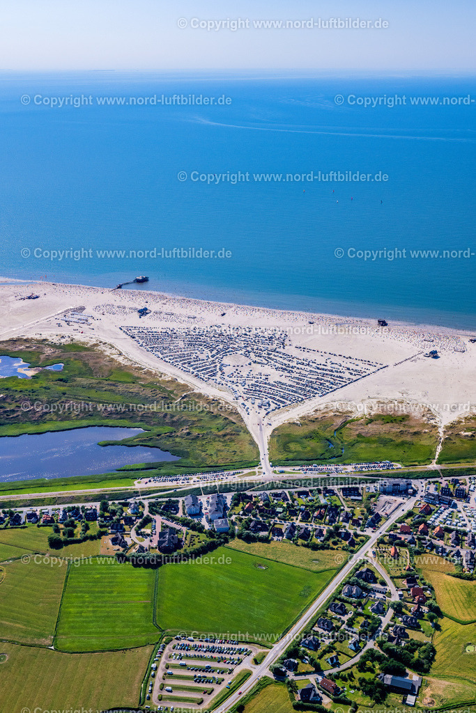 St. Peter-Ording_Strand_ELS_0409130822 | SANKT PETER-ORDING 13.08.2022 Küsten- Landschaft am Sandstrand der Badestelle Ording Nord im Ortsteil St. Peter-Ording in Sankt Peter-Ording im Bundesland Schleswig-Holstein, Deutschland. Am Strand vor St. Peter- Ording ist in den Monaten März bis Ende Oktober das Strand- Parken gegen Gebühr erlaubt. Strandparkplatz am Weststrand. // Coastal landscape on the sandy beach of the bathing area Ording Nord in the district St Peter-Ording in Sankt Peter-Ording in the state Schleswig-Holstein, Germany. Foto: Martin Elsen