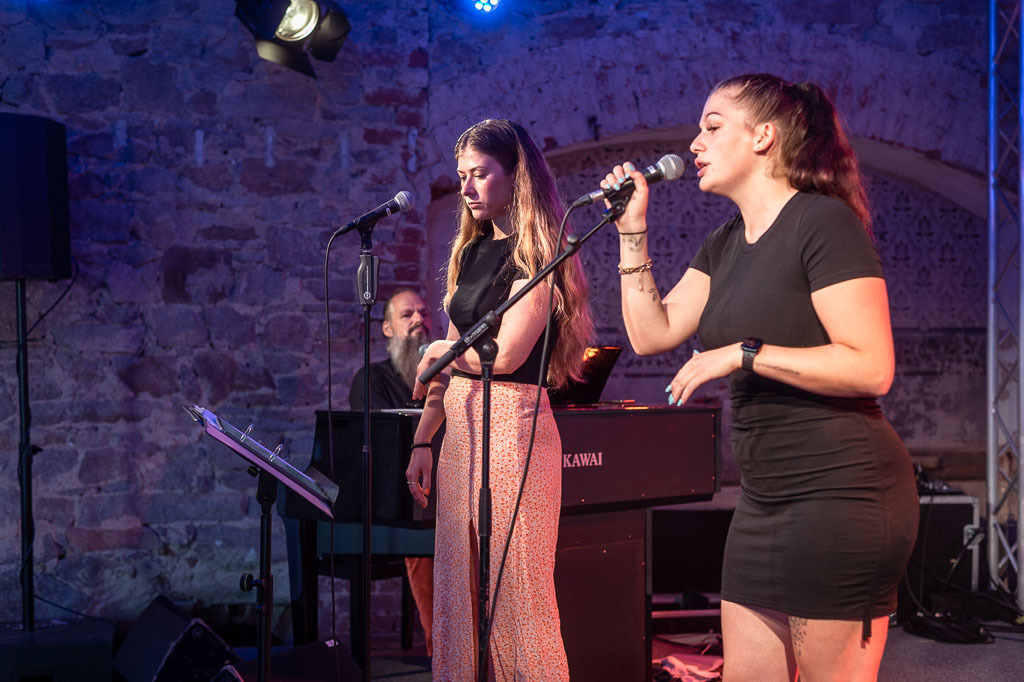 Karaoke mit Liveband | Karaoke mit Forster Family im Forte Belvedere Leisnig zum Festival Hallo Leisnig 2022. - Realisiert mit Pictrs.com