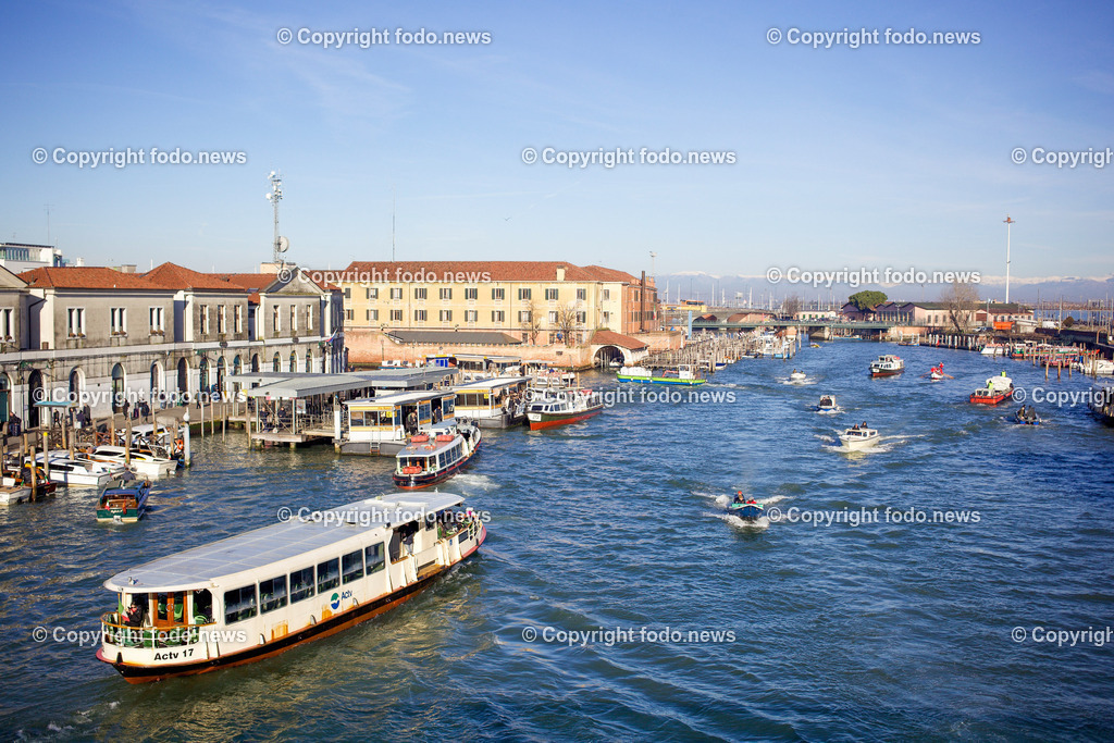 Italien_ Venedig_ 16.02.2024-38 | 16.02.2024, Italien, ITA, Venetien, Venedig, im Bild Venedig, Stadtansichten, Touristen, Reisefeature, venezianisch, Reise, Venedig, Venezia, Venetien, Stadtansicht, Campanile, Canale Grande, Markusplatz, Markuskirche, Touristen, Gondel, Gondolere, Faehre, Motorboot, Wassertaxi, Vaporetto, Adria, Lagune, Pfahlbauten, Bruecke, Rialtobruecke, La Gondola, Dogenpalast, Italien, Hochwasser, Creativ, Kreativ