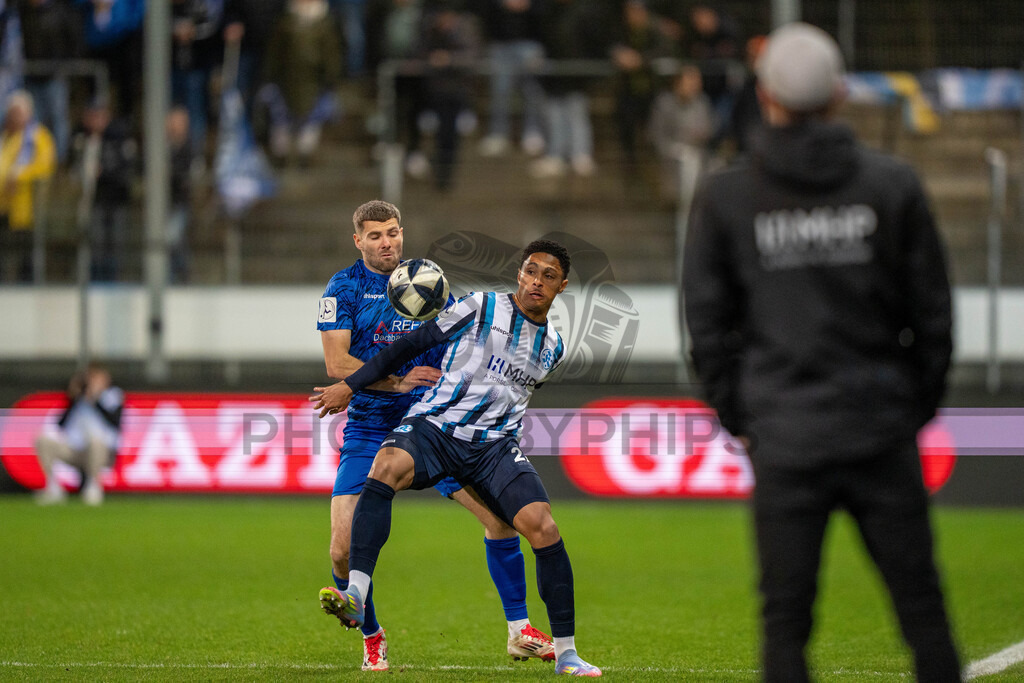 SV Stuttgarter Kickers vs. SGV Freiberg, Fussball, WFV-Pokal, Viertelfinale, 17.03.2026 | Zweikampf zwischen David Udogu (SV Stuttgarter Kickers, #27) und Jacob Engel (SGV Freiberg, #03),SV Stuttgarter Kickers vs. SGV Freiberg, Fussball, WFV-Pokal, Viertelfinale, 17.03.2026Foto: photosbyphips/Philip Ziegler