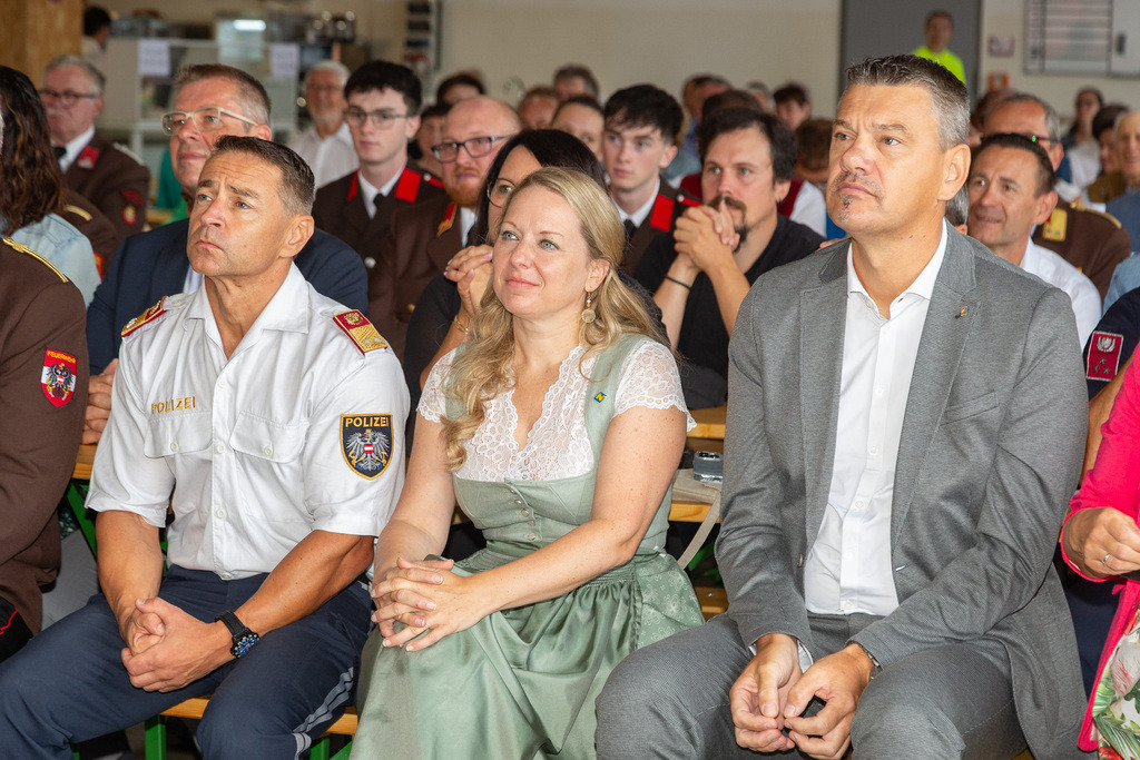 38_Ansprachen - Ehrungen_038 | Fotodoku der Festmesse im FF-Haus Loosdorf anlässlich der Fahrzeugweihe und in Dienststellung der neuen Einsatzfahrzeuge der FF-Loosdorf.