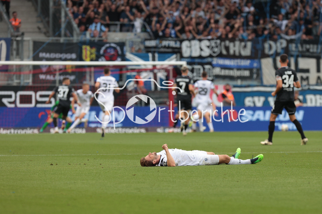 FC Ingolstadt - SV Waldhof Mannheim | am Boden Lukas KLUENTER (Waldhof #24) / als der Treffer zum 1-0 fuer Ingolstadt faellt