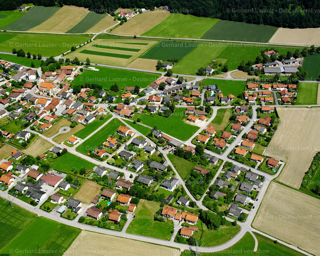 2600404 | HAUNREIT 09.06.2006 Landwirtschaftliche Nutzflächen und Feldgrenzen  umsäumen das Siedlungsgebiet des Dorfes in Haunreit im Bundesland Bayern, Deutschland // Agricultural land and field boundaries surround the settlement area of the village  in Haunreit in the state Bavaria, Germany Foto: Gerhard Launer