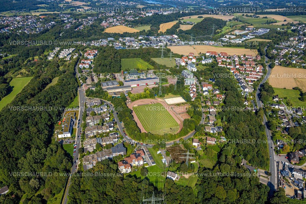 Hattingen240809970 | Luftbild, Gymnasium mit Solardach, Schulzentrum und Sportzentrum Holthausen mit Sportplatz, umgeben von Wohnsiedlungen, Holthausen West Baustelle mit Neubau am Halweg, Holthausen, Hattingen, Ruhrgebiet, Nordrhein-Westfalen, Deutschland