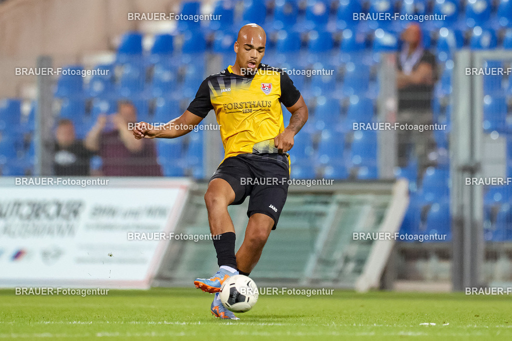 SB_KFCBAU_20250815_5702.JPG -  - KFC Uerdingen - SF Baumberg - Oberliga Niederrhein | Krefeld, Deutschland, 15.08.25: Anthony Oscasindas (KFC Uerdingen) in Aktion, am Ball, Einzelaktion während des Oberliga Niederrhein Spiels zwischen KFC Uerdingen - SF Baumberg in der Grotenburg Stadion am 15. August 2025 in Krefeld, Deutschland. (Foto von Stefan Brauer/Brauer-Fotoagentur)