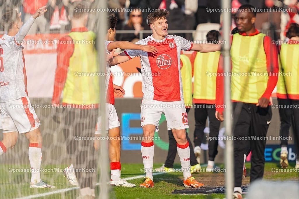 xYDRx24012601055 | 24.01.2026, xydrx, Fußball, 3.Liga, Rot-Weiss Essen - TSV Havelse, Saison 2025 2026, Stadion an der Hafenstraße: Torjubel nach dem Tor zum 3:1 für Rot-Weiss Essen durch Torschütze Marek Janssen (Rot-Weiss Essen #20)   DFB regulations prohibit any use of photographs as image sequences and or quasi-video. Photo: xYannisxDreimannxPressefotoKochx