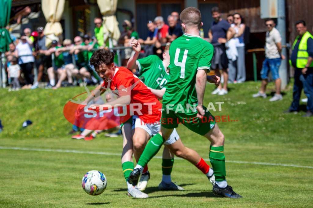 Fußball Halbfinale | Fabio Ebner (U15 Österreich #10) Joe Byrne (U15 Irland #20) Joe Byrne Alan Sattell (U15 Irland #4) Fußball Halbfinale, Irland U15 - Österreich U15 am 29.04.2024 in Arnoldstein (Sportplatz), Austria, (Photo by Ernst Krawagner sport-fan.at) - Realisiert mit Pictrs.com