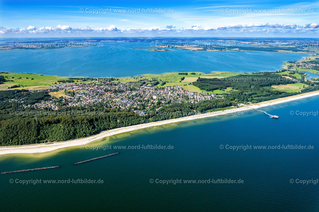 Koserow_Usedom_ELS_7564100822 | KOSEROW 10.08.2022 Blick auf das Ostseebad Koserow an der Küste zur Ostsee auf der Insel Usedom im Bundesland Mecklenburg-Vorpommern. Weiterführende Informationen bei: Kurverwaltung Koserow. // Cityscape Koserow on the coast of the Baltic Sea on the island of Usedom in Mecklenburg Western Pomerania. Further information at: Kurverwaltung Koserow. Foto: Martin Elsen